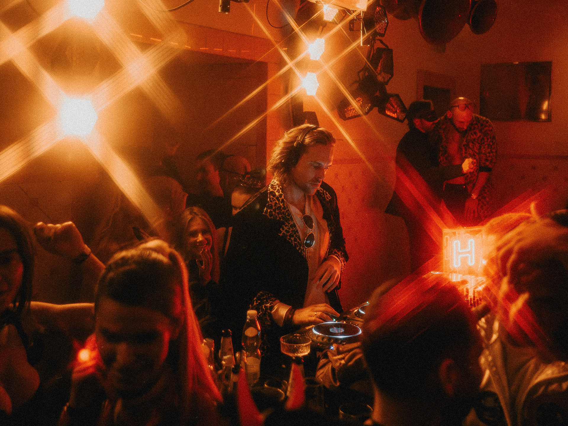 Afterparty eventu firmowego w klubie Messalka Events – DJ i goście na parkiecie