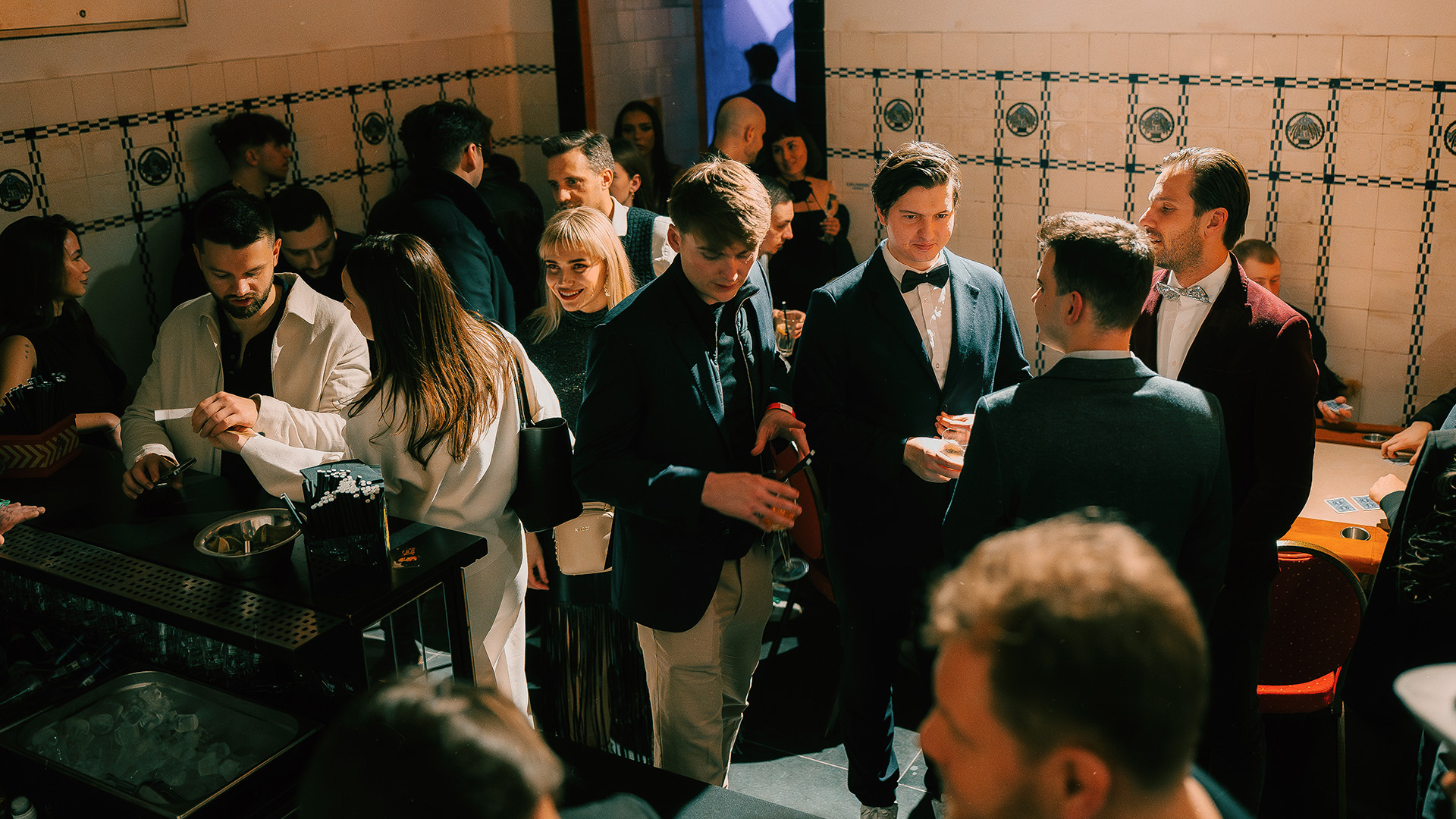 Bankiet korporacyjny w Messalka Events – elegancko zastawione okrągłe stoły, Warszawa