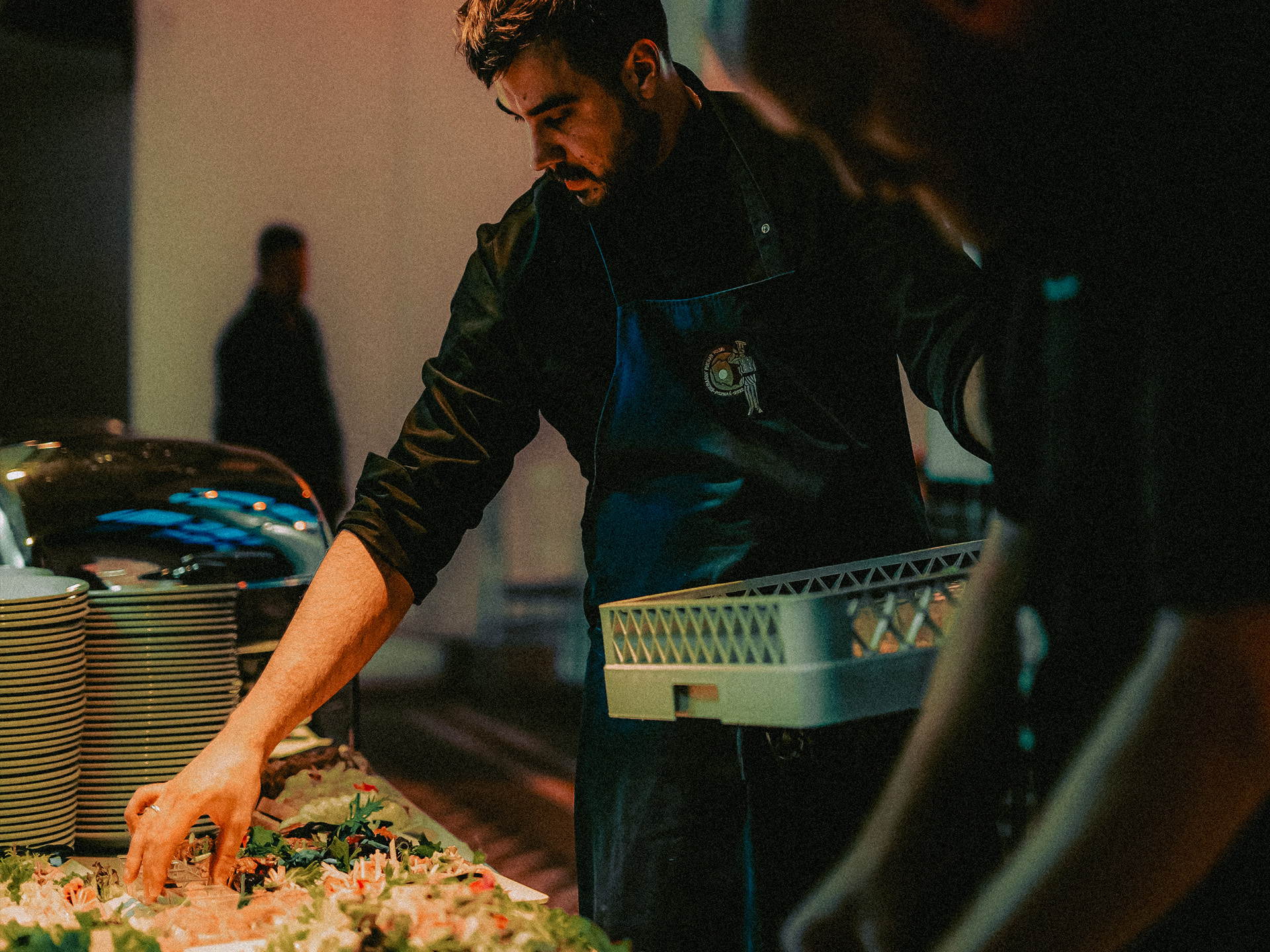 Live cooking – szef kuchni przygotowuje dania na żywo podczas eventu w Messalka Events