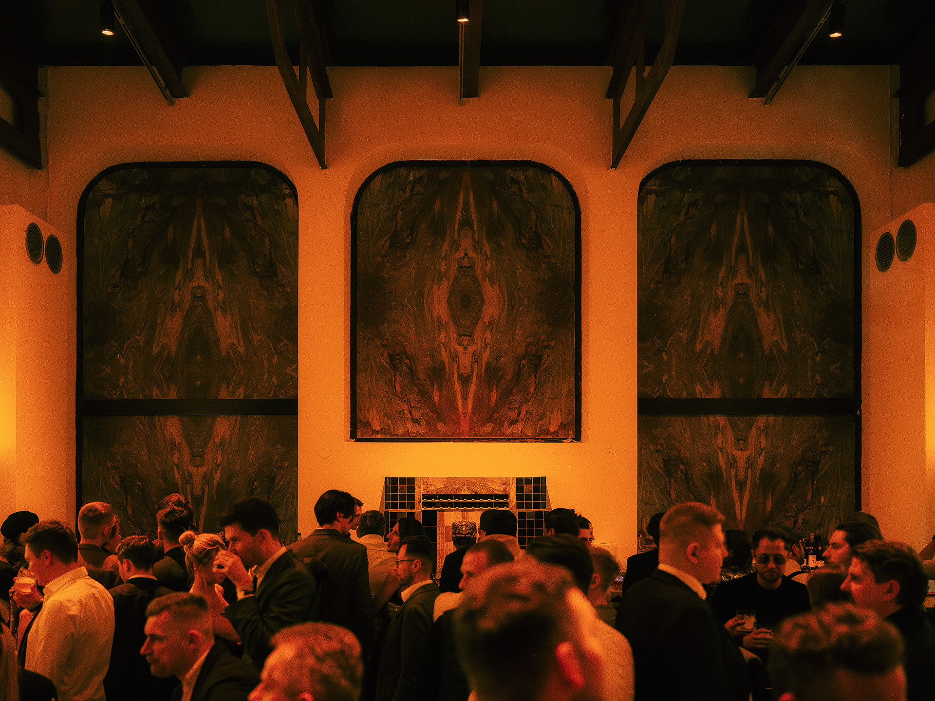 Networking podczas eventu korporacyjnego – goście z koktajlami w zabytkowych wnętrzach Networking podczas eventu korporacyjnego – goście z koktajlami w zabytkowych wnętrzach