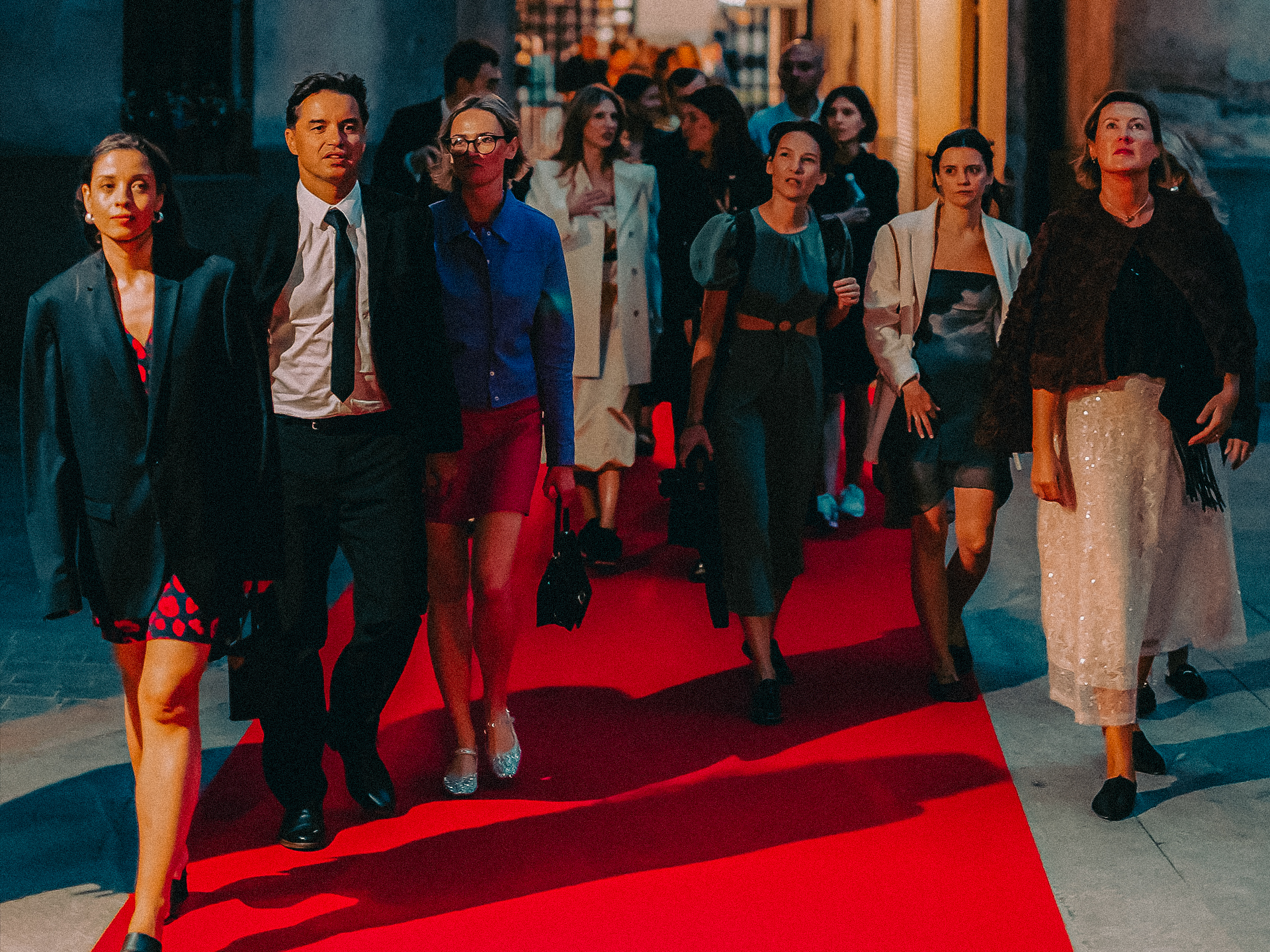 Eleganckie wejście na galę – czerwony dywan i fotościanka w Messalka Events