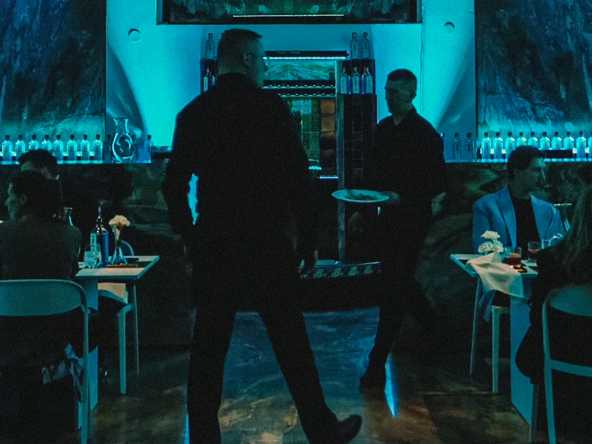 Serwis kelnerski podczas gali firmowej w Messalka Events – kelnerzy z talerzami w sali głównej
