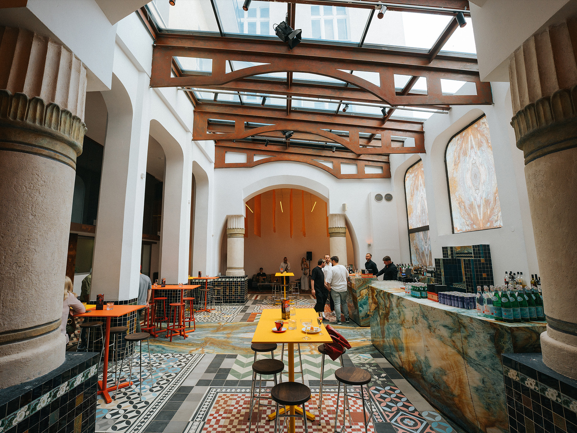 Marmurowy bar w Messalka Events – eleganckie wnętrze z barem