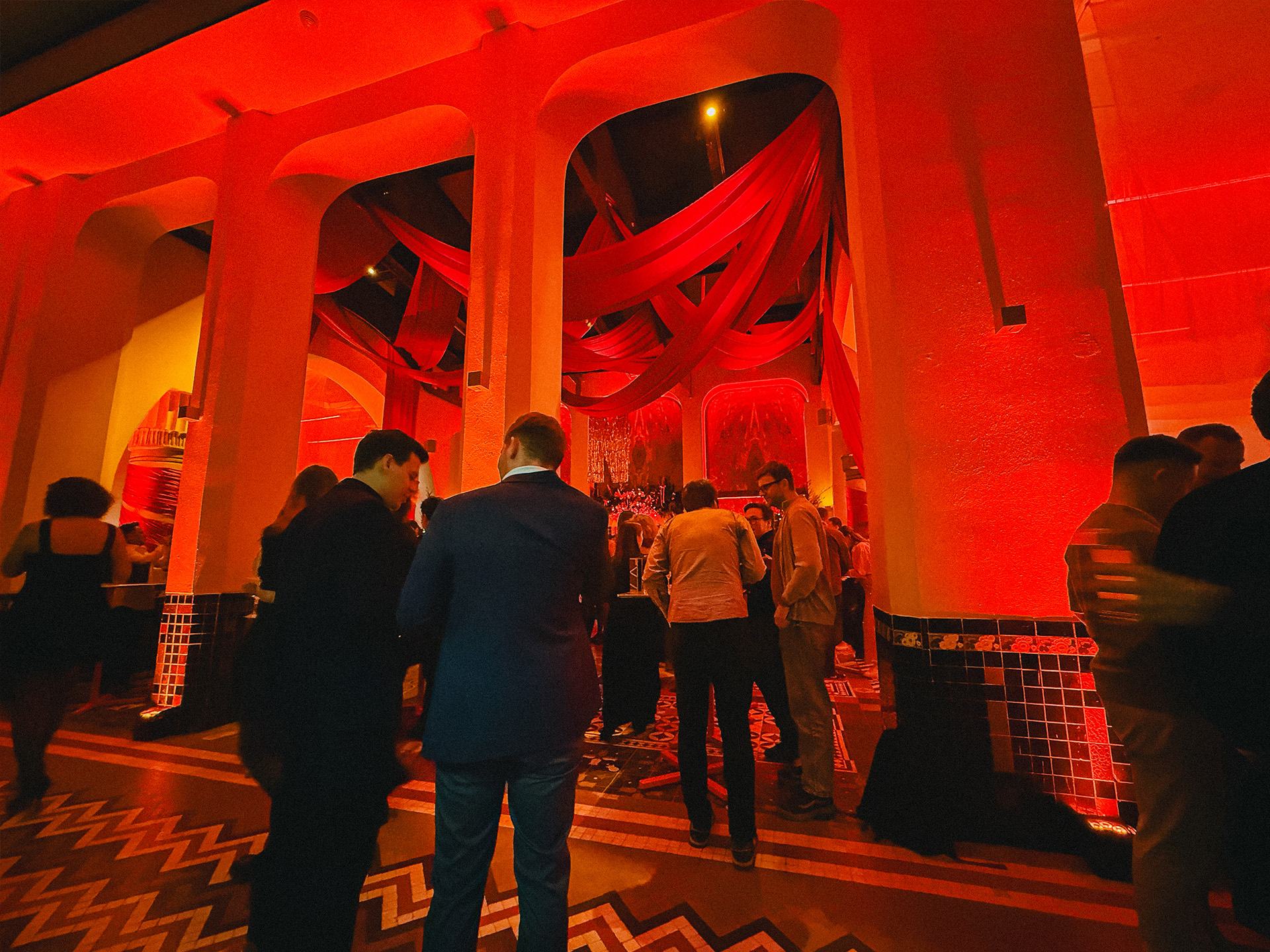 Koktajl integracyjny w sali głównej Messalka Events – goście przy barze pod arkadami