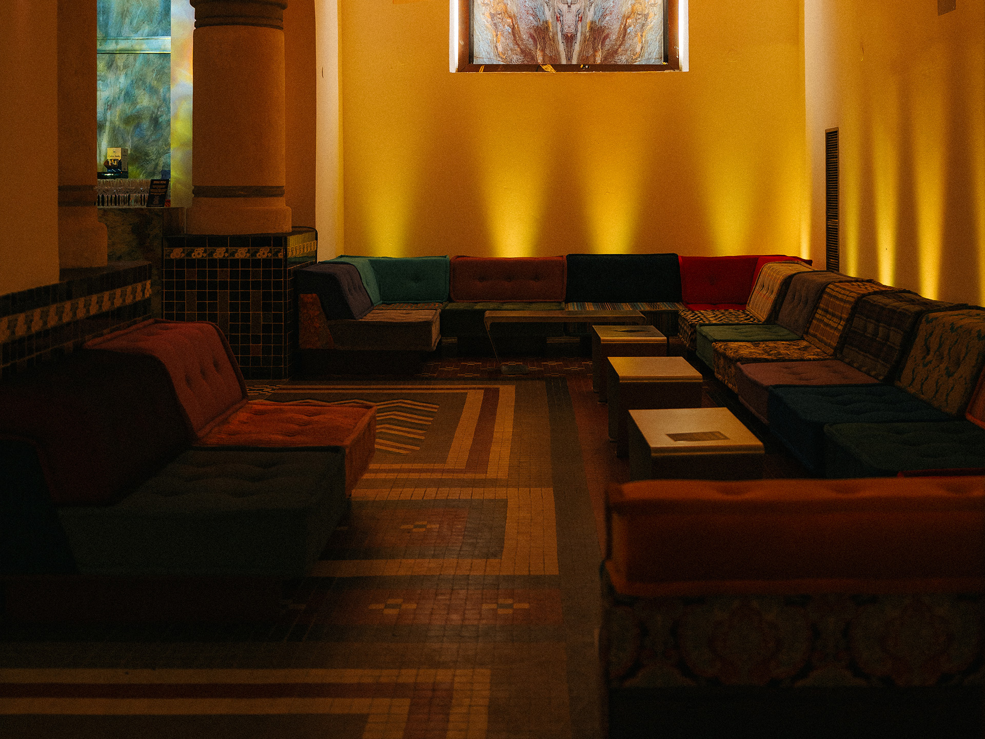 Galeria Messalka Events – elegancka przestrzeń z widokiem na salę główną, strefa VIP Galeria Messalka Events – elegancka przestrzeń z widokiem na salę główną, strefa VIP