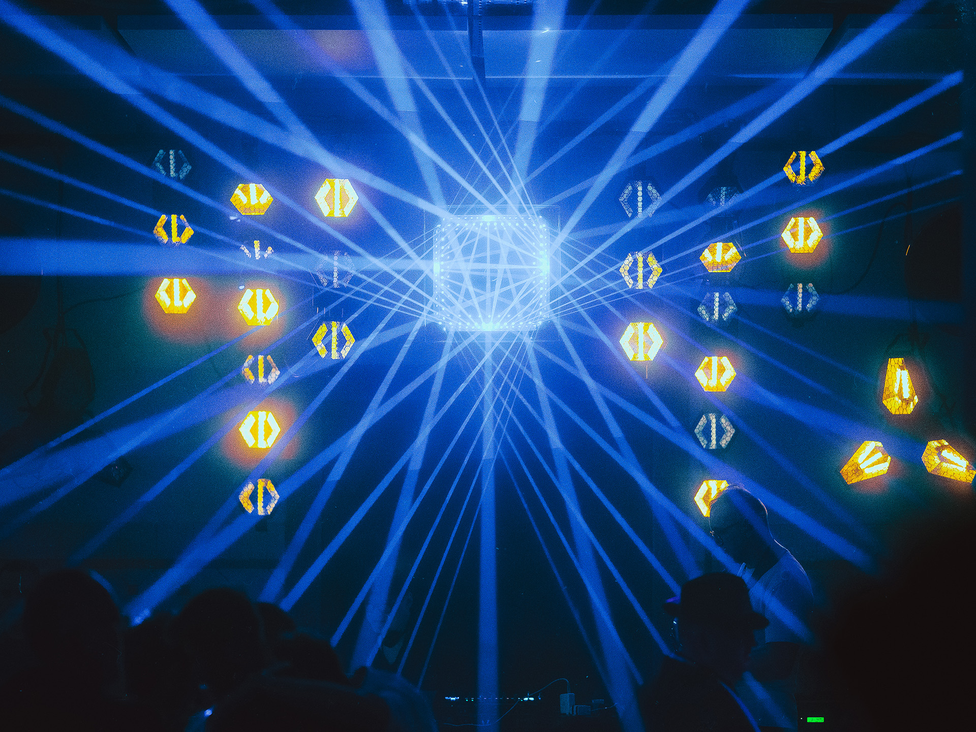 System oświetlenia scenicznego Portman, IVL i Showtec – moving heads, lasery, efekty