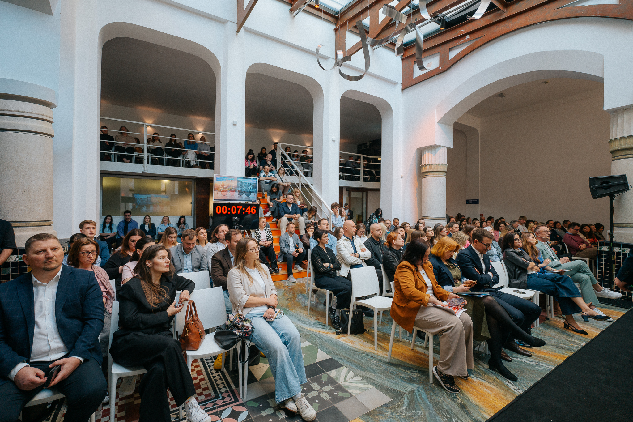 Sala główna Messalka Events podczas eventu Sala główna Messalka Events podczas eventu – goście pod 6-metrowym przeszklonym sufitem