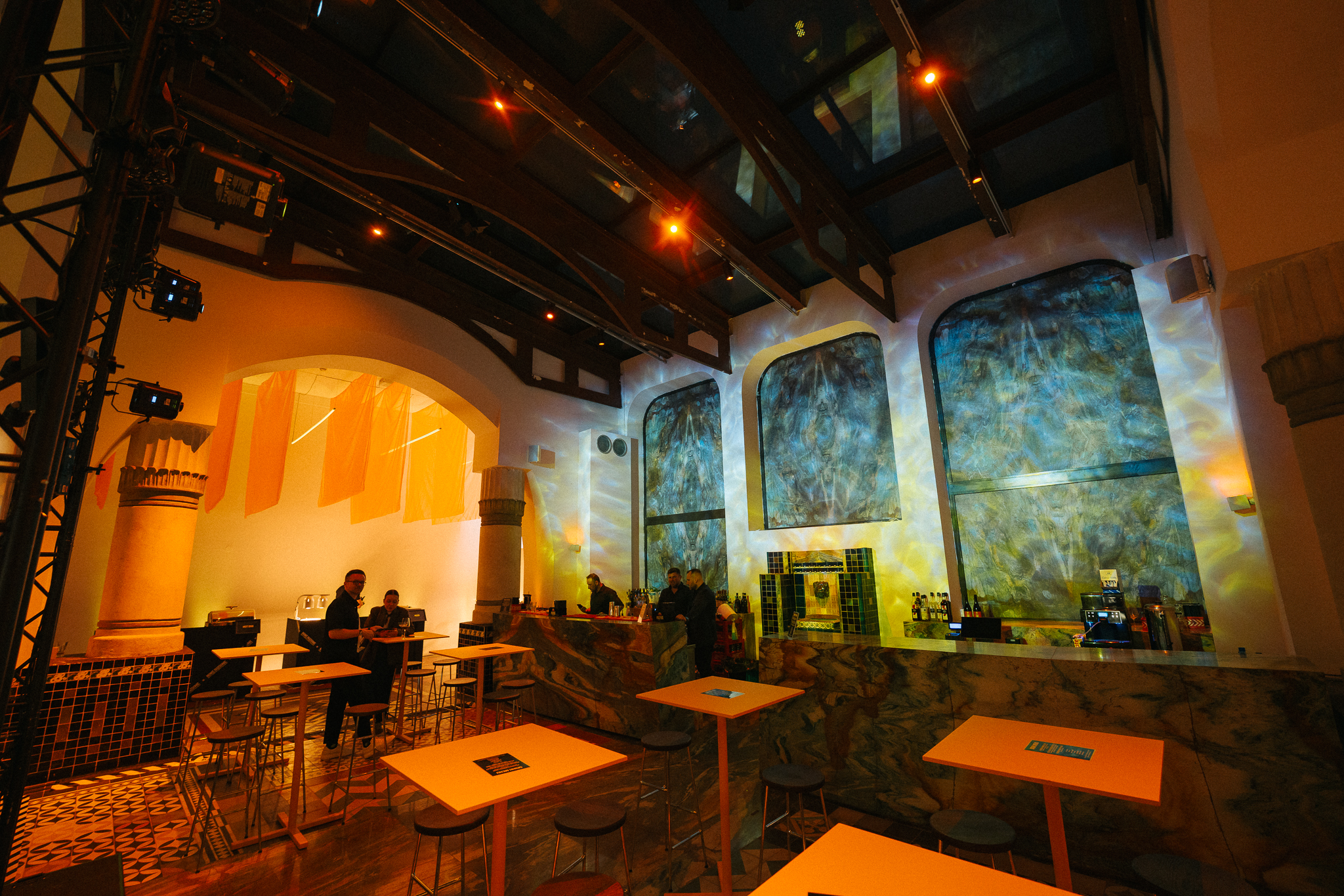Sala główna Messalka Events – poziomy i sale Sala główna Messalka Events podczas profesjonalnej produkcji – 750 m² przestrzeni eventowej w Warszawie
