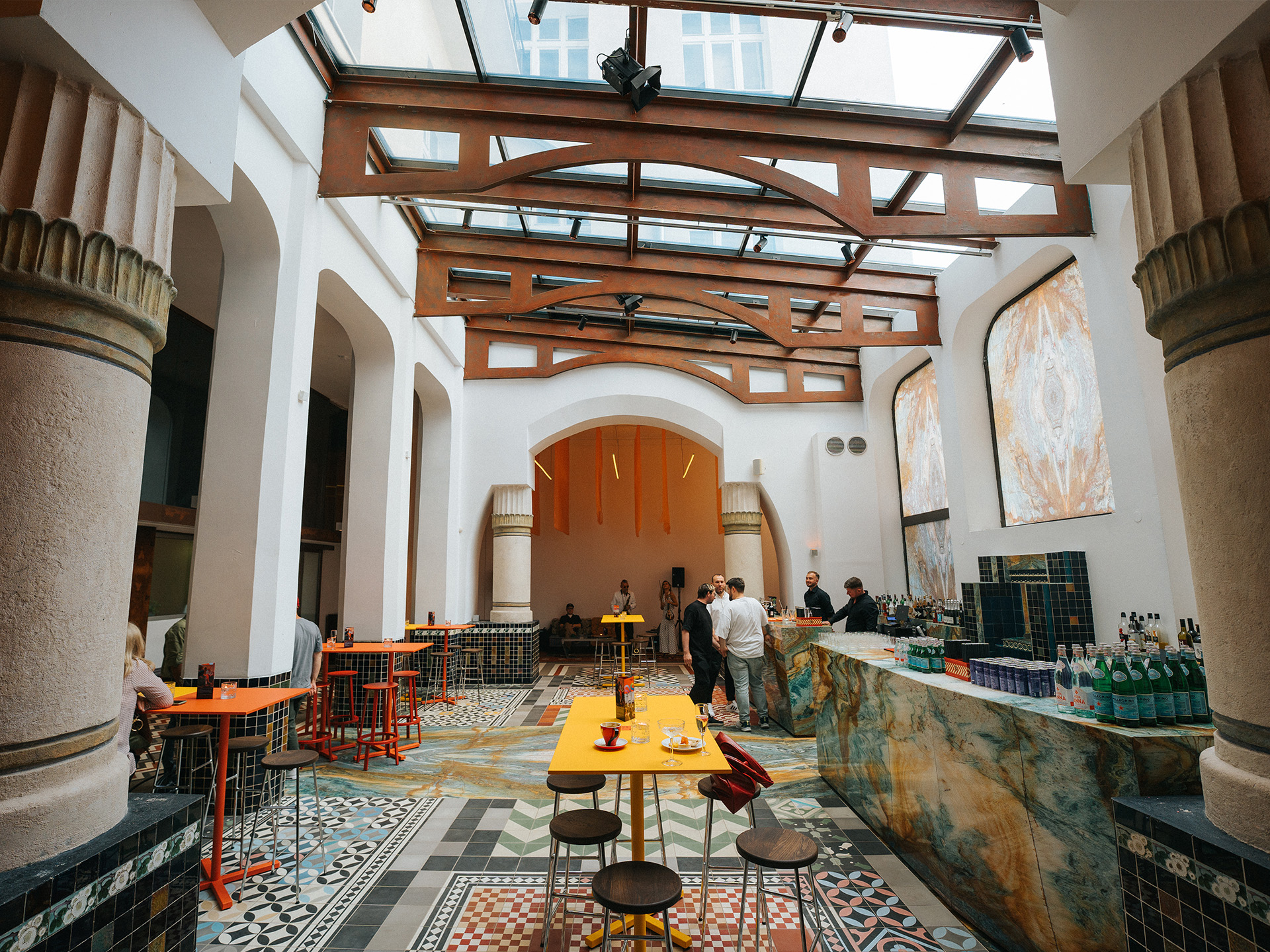 Sala główna Messalka Events – 190 m² z 6-metrowym przeszklonym sufitem, Krakowskie Przedmieście, Warszawa Sala główna Messalka Events – 190 m² z 6-metrowym przeszklonym sufitem, Krakowskie Przedmieście, Warszawa