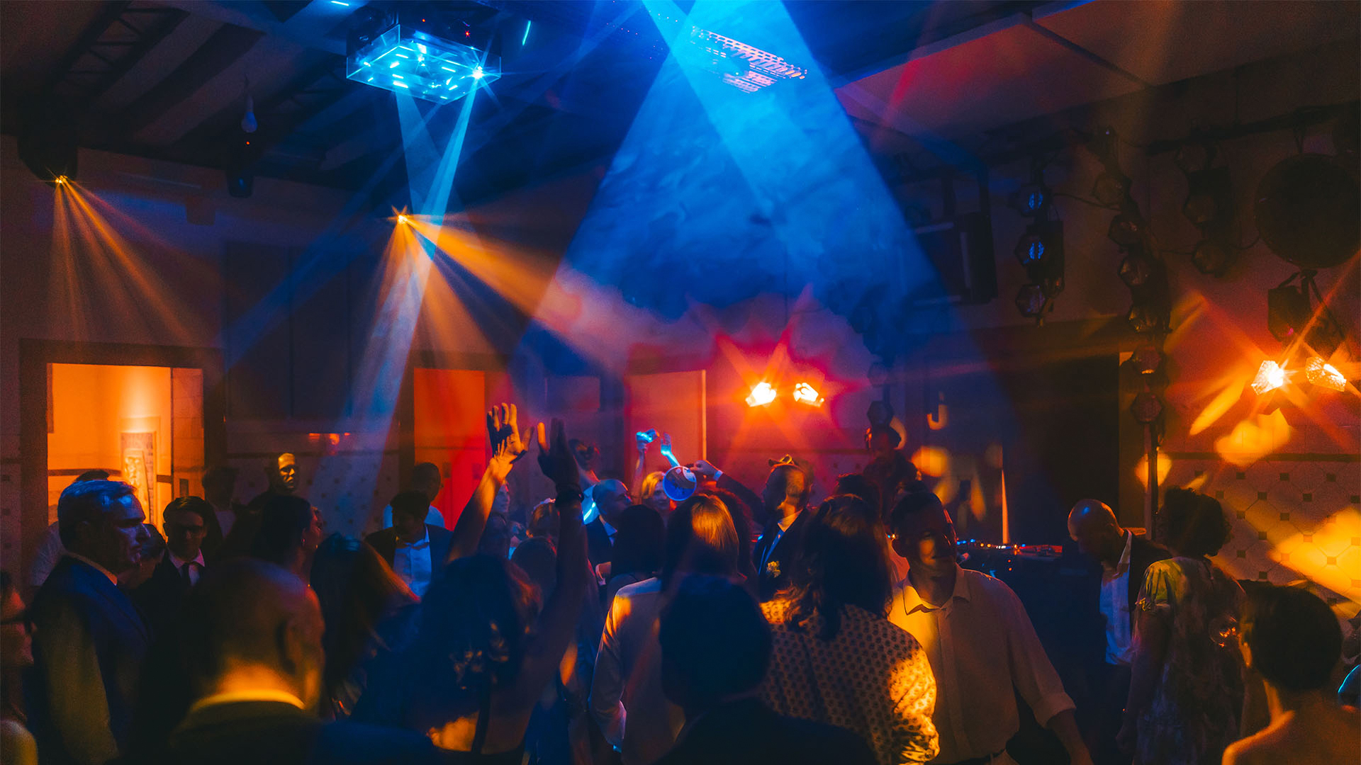 Goście weselni tańczący w sali głównej Messalka Events