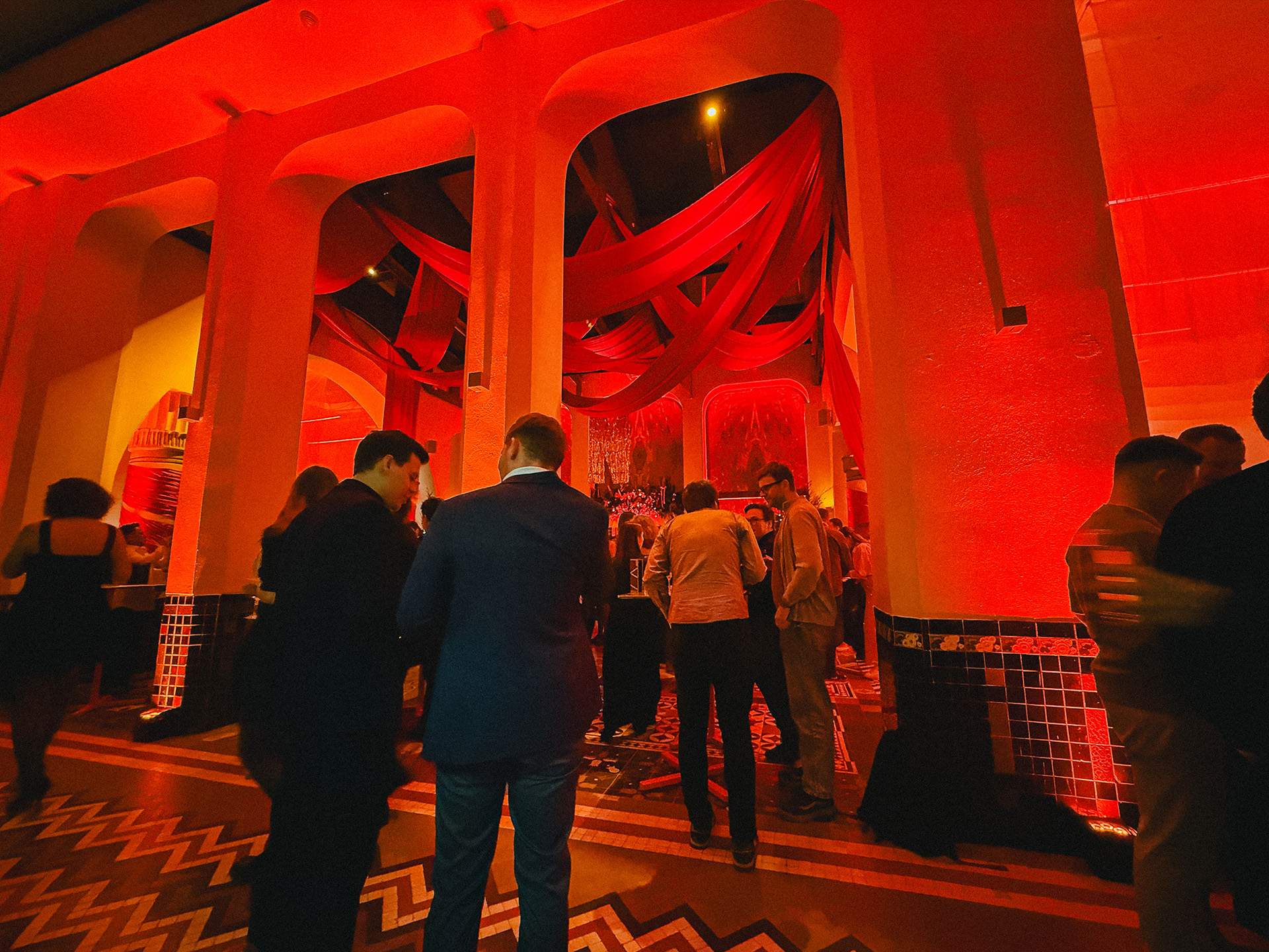 Goście łamiący się opłatkiem na wigilii firmowej w Messalka Events Goście łamiący się opłatkiem na wigilii firmowej w Messalka Events